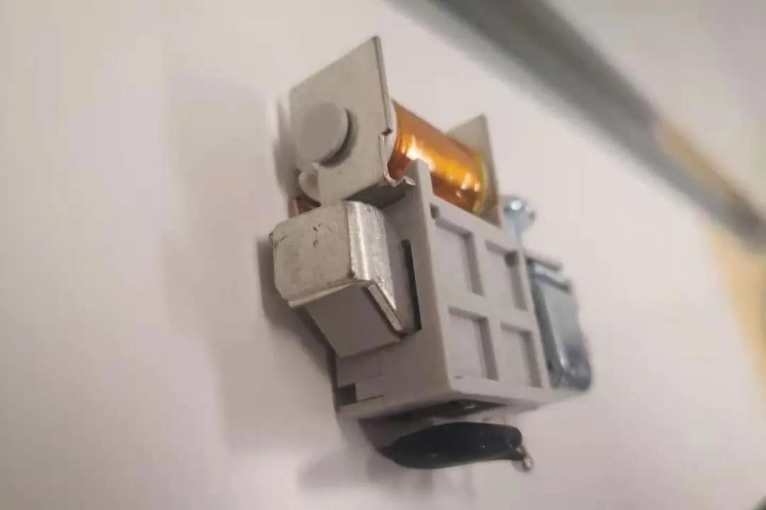 T1级后备保护器为什么要加装热敏电阻？